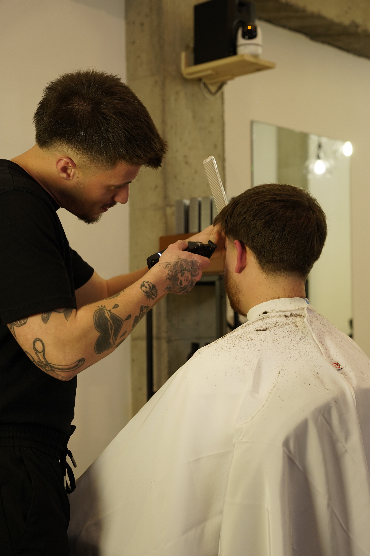Barbero Manuel Roldán cortando el pelo en GRX Barber Club Granada