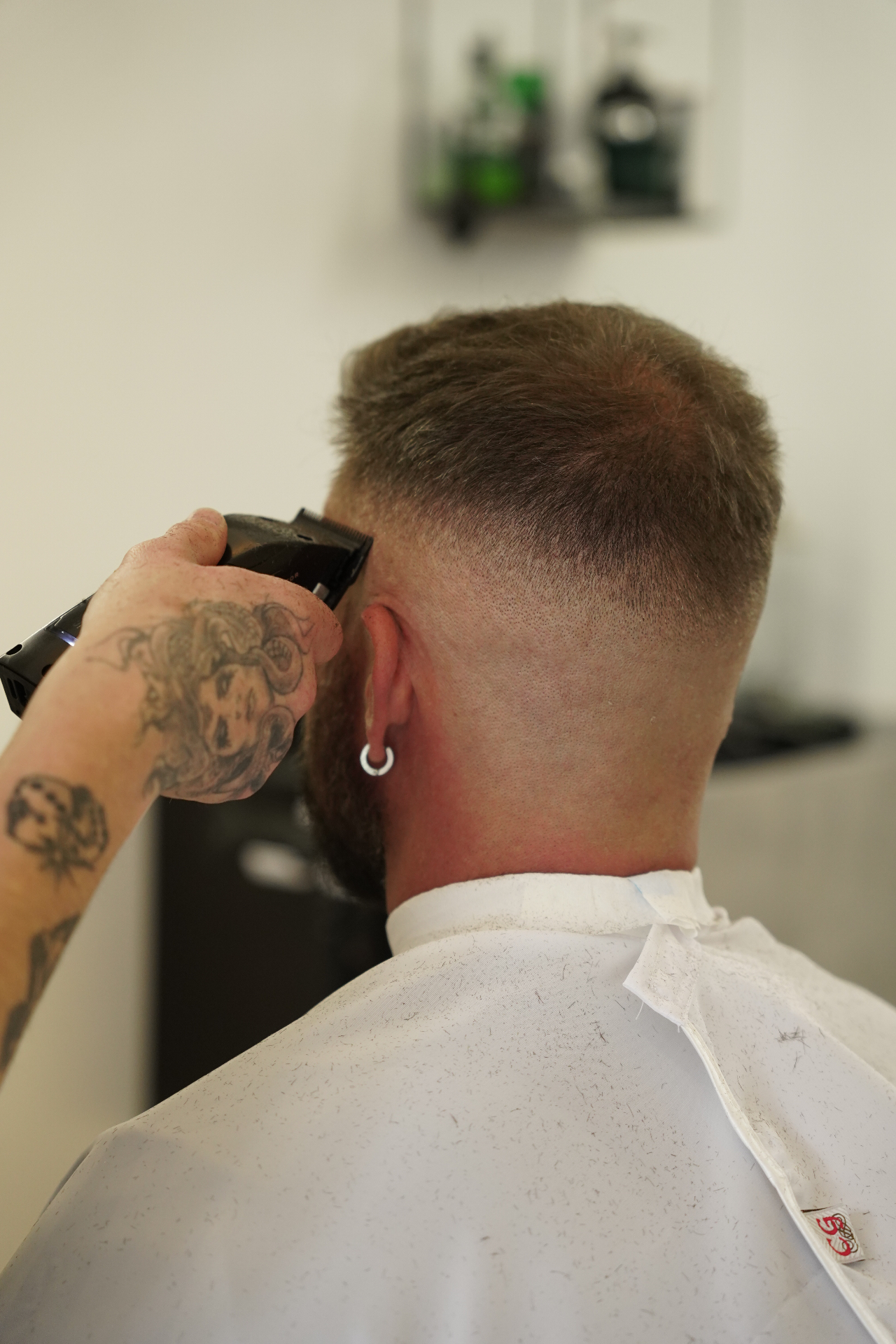 Barbero realizando un skin fade en GRX Barber Club, barbería en Granada