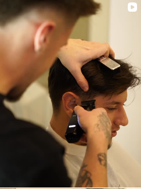 Barbero Manuel Roldán cortando el pelo en GRX Barber Club Granada